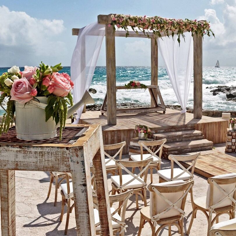 Altar  de bodasen la playa cuba
