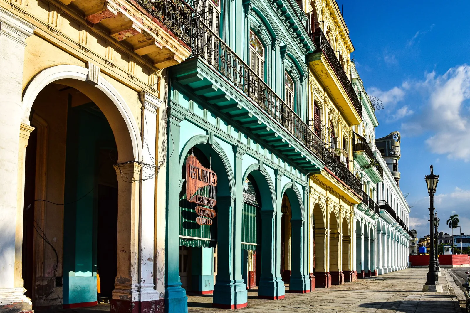 Strada con archi ed edifici coloniali a L'Avana Vecchia, Cuba