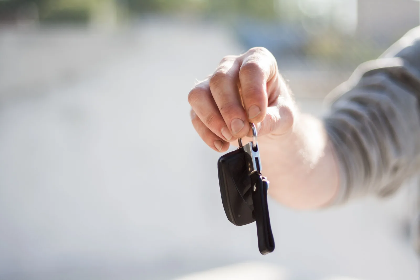 Handing over the keys of a rental car