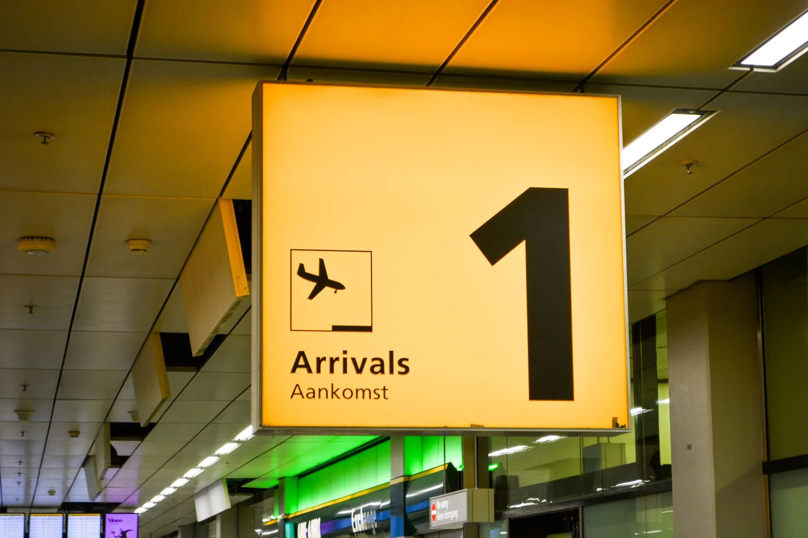 Cartello degli arrivi nel terminal di un aeroporto internazionale