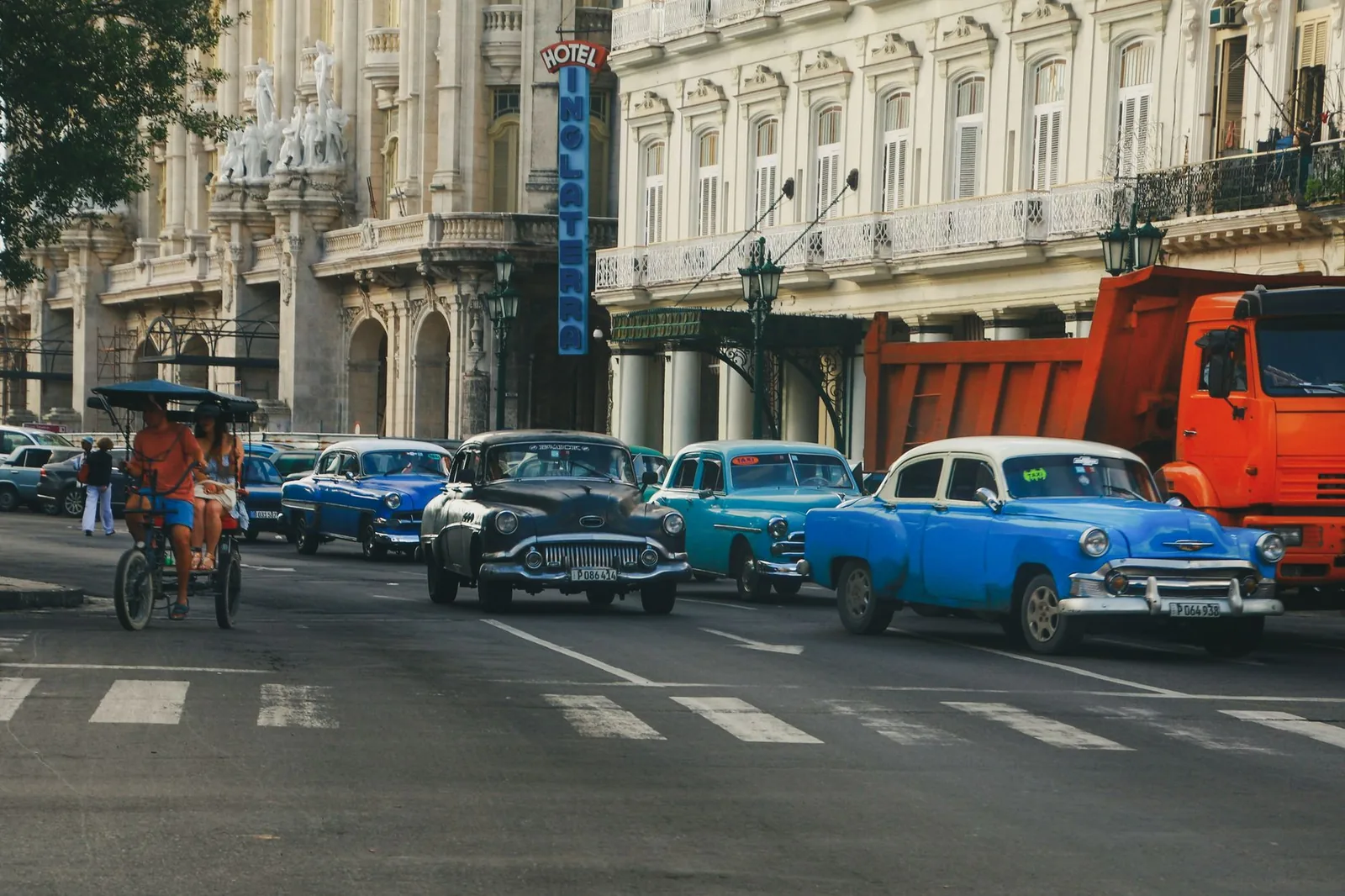 Taxi e auto d'epoca che circolano per una strada di L'Avana, Cuba
