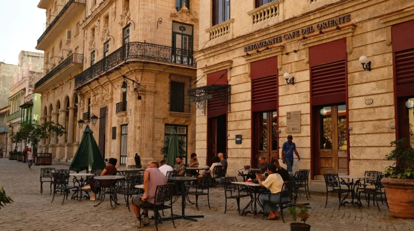 Cafetería con mesas al aire libre en una calle del centro de La Habana