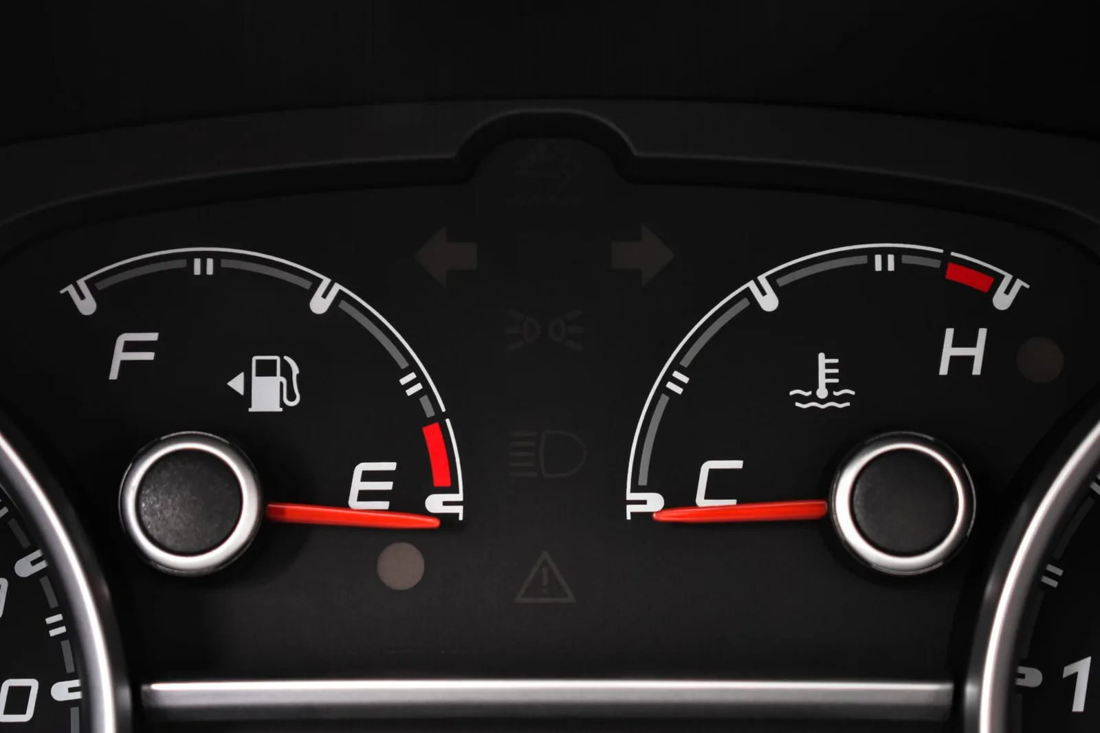 Indicador de combustible y temperatura en el salpicadero de un coche
