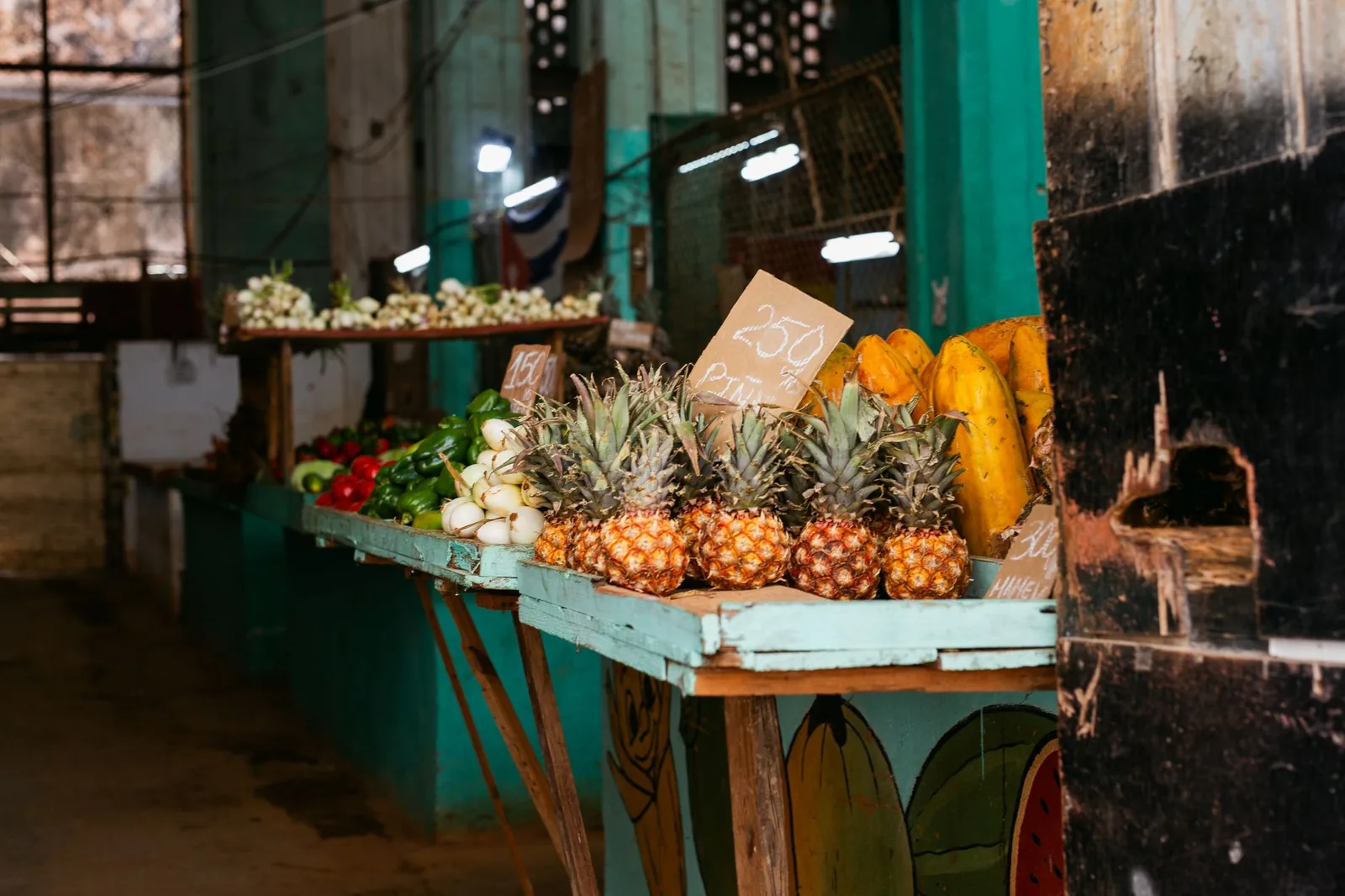 Puesto de fruta tropical en un mercado de La Habana