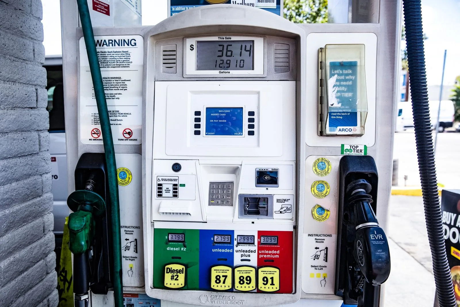 Primer plano de un surtidor de gasolina con las opciones de combustible