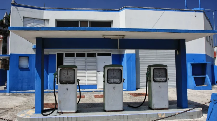 Surtidores antiguos en una gasolinera de Cuba